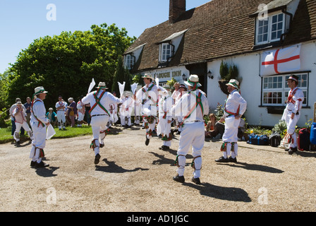 Thaxted Morris ballare fuori un tipico villaggio paese pub Essex Inghilterra 2006 HOMER SYKES Foto Stock