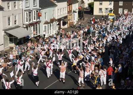 Danza nel centro di Thaxted. Danza Morris. L'anello di Morris Thaxted. Essex Inghilterra OMERO SYKES Foto Stock