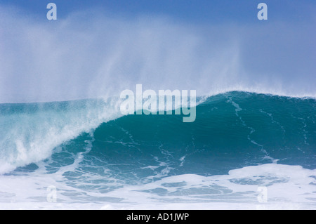 La laminazione delle onde nella baia di Saligo Islay Foto Stock