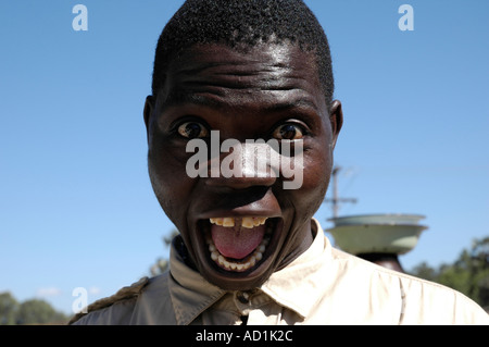 L'uomo africano con bocca e occhi spalancati in uno sguardo di totale stupore Foto Stock