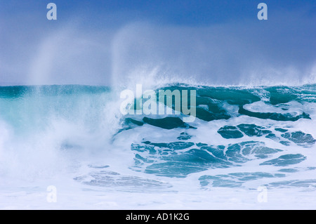 La laminazione delle onde nella baia di Saligo Islay Foto Stock