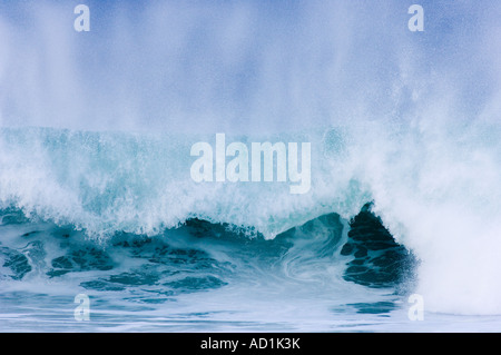 La laminazione delle onde nella baia di Saligo Islay Foto Stock