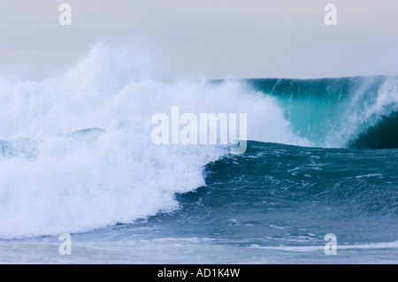 La laminazione delle onde nella baia di Saligo Islay Foto Stock