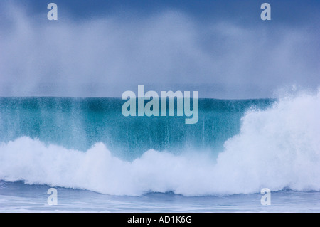 La laminazione delle onde nella baia di Saligo Islay Foto Stock