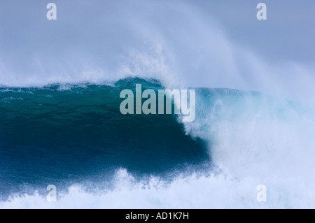 La laminazione delle onde nella baia di Saligo Islay Foto Stock