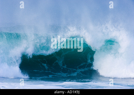 La laminazione delle onde nella baia di Saligo Islay Foto Stock