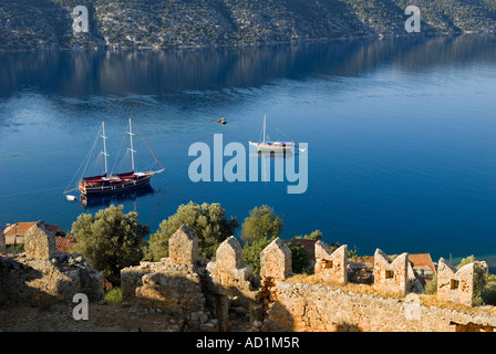 Vista panoramica di Kekova island e barche ancorate in Kalekoy dal castello di Simena, Kas Antalya in Turchia. Foto Stock