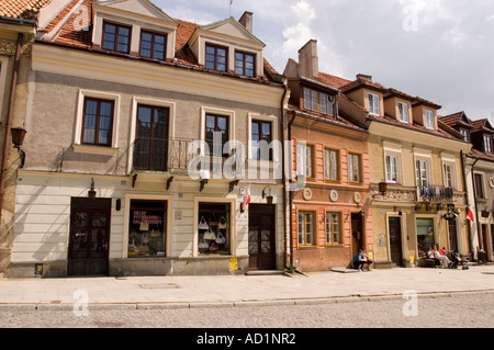 Fila di edifici storici sulla Piazza del mercato a Sandomierz, Polonia. Architettura tradizionale europea e case cittadine colorate. Foto Stock