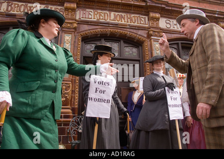 Il teatro di strada che mostra come il suffragettes dimostrata in Edwardian volte a Crich tramvia Village. Foto Stock