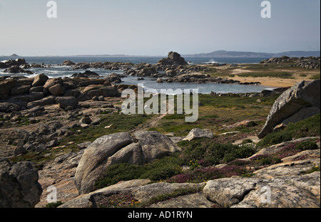 Caletta rocciosa east end di Playa praia de Canelas San Vicente do Mar O Grove Sanxenxo Galizia Spagna Foto Stock