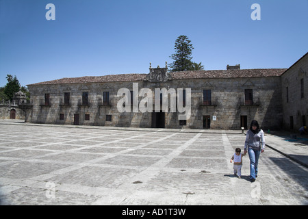 Donna e bambino camminando per strada da Plaza de Fefinanes Cambados Galizia Spagna Foto Stock