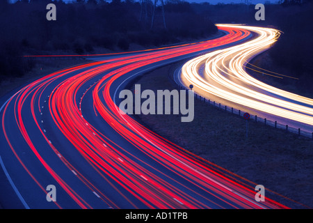 Il traffico su strada a doppia carreggiata di notte. Surrey, Regno Unito Foto Stock