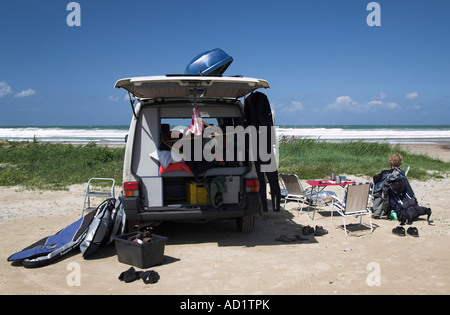 Surfer e van Cantabria Oyambre beach Spagna settentrionale costa spagnola Foto Stock