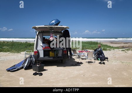 Tavolo pieghevole per auto all'interno di un moderno abitacolo. Tavolino  pieghevole sullo schienale del sedile anteriore Foto stock - Alamy