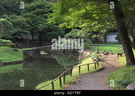 Percorso lungo il laghetto a Koishikawa Korakuen Garden, Bunkyo Ward, Tokyo, Giappone Foto Stock