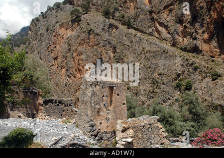 Fattoria abbandonati in Agia Roumeli villaggio situato sul bordo della Samaria Gorge National Park sull'isola greca di Creta Foto Stock