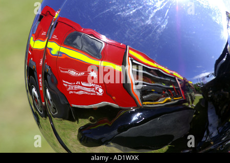 Veicolo antincendio riflessione nella vecchia auto faro anteriore Foto Stock