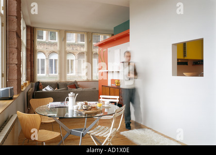 Glasgow Loft, Scozia. Tavolo per la colazione in soggiorno. Architetto: Gareth Hoskins architetti con Churchill Vafadari Foto Stock