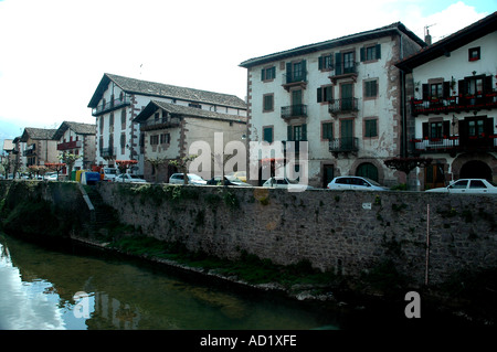 Tipico basco edifici riflessa nella città di Elizondo vicino al confine Francese Foto Stock