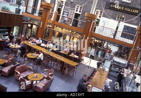 Persone presso il ristorante al Powerscourt Townhouse Centre di Dublino in Irlanda Foto Stock