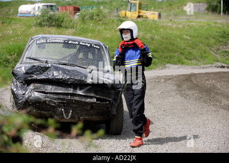 Un travagliato Folkrace banger racing auto e autista sul lato delle piste. Ippodromo di Torslanda Göteborg Svezia Foto Stock