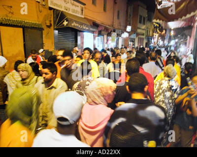 La folla a piedi le stradine della medina di Marrakech, Marocco Foto Stock