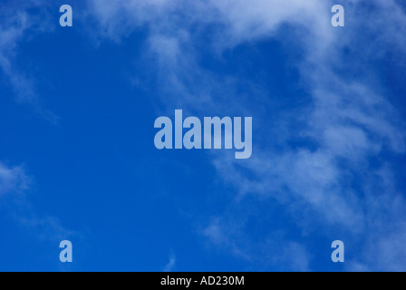 Nuvole di luce contro un profondo cielo blu Foto Stock