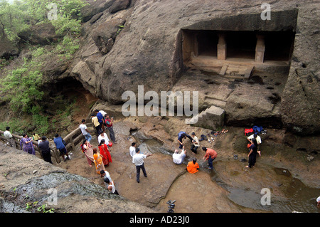 ASB turisti73024 a Kanheri buddista grotte dentro il Parco Nazionale di Sanjay Gandhi Mumbai India Maharashtra Foto Stock