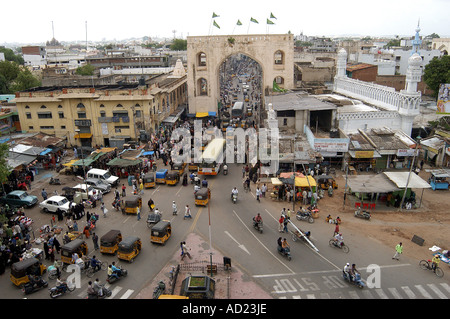 Vista aerea della città vecchia di Hyderabad come visto da Charminar traffico autos bus Hyderabad Andhra Pradesh Telangana India Asia dpa-73038-asb Foto Stock