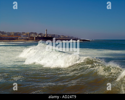 Rottura di mare sulla costa di Rabat Foto Stock