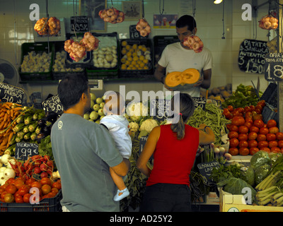 Un mercato di frutta e verdura in Cadiz Foto Stock