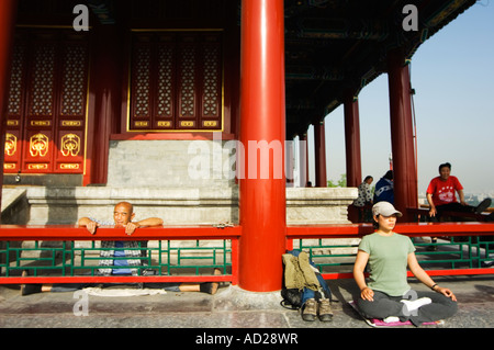 Padiglione Wanchun tutto il tempo di primavera Padiglione nel Parco Jingshan Pechino Cina MR Foto Stock