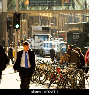 Andare al lavoro la mattina presto a chi lavora in ufficio a piedi verso London Bridge da Tooley Street 2007 Foto Stock