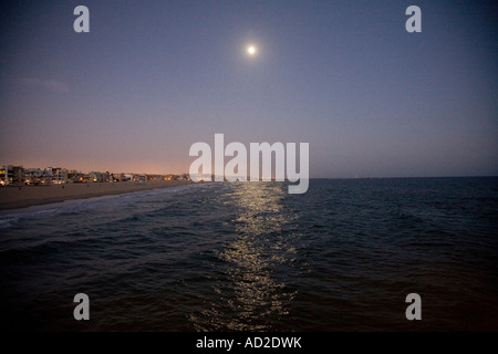 La luna sorge su Marina Del Rey e Venice Beach Los Angeles County in California negli Stati Uniti d'America Foto Stock