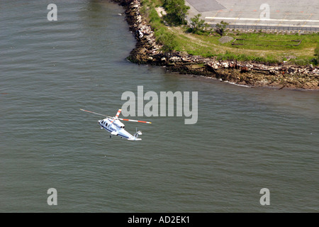 Foto aerea di un elicottero che vola sopra il porto di New York, New York City, U.S.A. Foto Stock