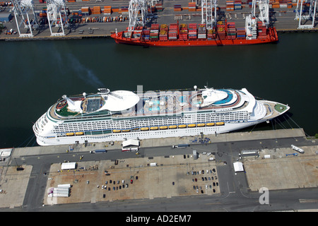 Vista aerea della nave da crociera attraccata a Bayonne, New Jersey, U.S.A. Foto Stock