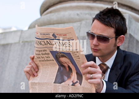 Giovane imprenditore letture Financial Times nella città di Londra Foto Stock