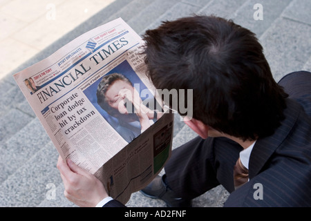 Giovane imprenditore letture Financial Times nella città di Londra Foto Stock