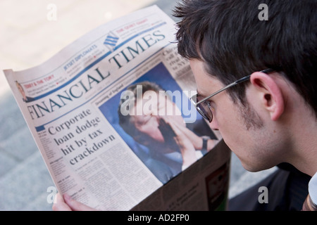 Giovane imprenditore letture Financial Times nella città di Londra Foto Stock