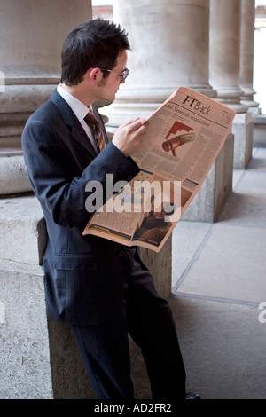 Giovane imprenditore letture Financial Times nella città di Londra Foto Stock