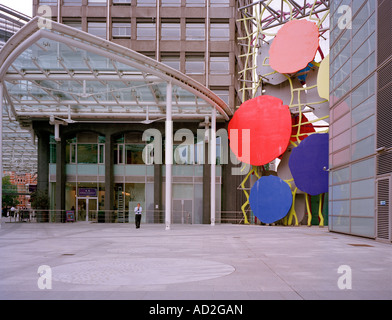 Colorata arte moderna al Cardinale posto, vicino a Victoria Street, Londra SW1, Inghilterra, Regno Unito. Foto Stock