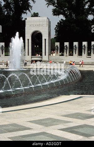 Arco atlantico e fontana, nazionale il Memoriale della Seconda Guerra Mondiale, National Mall di Washington, DC, Stati Uniti d'America Foto Stock