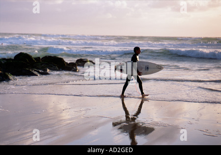 Sera Surfer in acqua poco profonda a Lacanau Ocean Nr Bordeaux Francia Europa UE Foto Stock