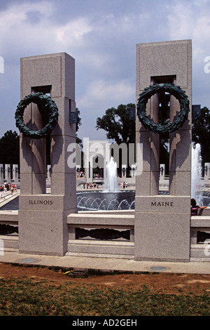 Atlantic Pavilion o Arch, attraverso colonne, nazionale il Memoriale della Seconda Guerra Mondiale, National Mall di Washington, DC, Stati Uniti d'America Foto Stock