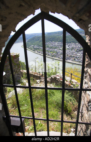 Città di Bad Salzig visto attraverso il cancello di ferro di Liebenstein castello arroccato sopra il fiume Reno. Germania Foto Stock