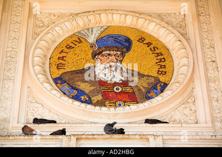 Matei Basarab mosaico sopra la parte anteriore del Ateneo Rumeno, Atheneul Roman, Bucarest, Romania Foto Stock