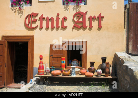 Oggetti in ceramica per la vendita al di fuori dell'arte etnica regali, Sighisoara, Transilvania, Romania Foto Stock