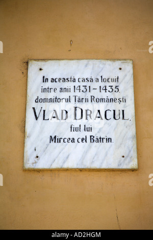 Placca a muro, Casa Dracula, luogo di nascita di Vlad Dracul, Ristorante Vlad Dracul, Sighisoara, Transilvania, Romania Foto Stock