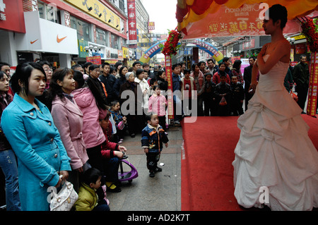 Il cinese guarda i modelli Visualizzazione di gioielli con diamanti come una promozione su una strada dello shopping di Jiangxi Nanchang Cina 23 Feb 2007 Foto Stock