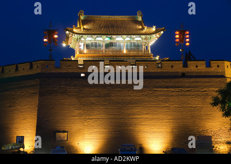 Torre di Porta sull'ultima rimasta intatta la dinastia Ming parete della città in Cina Foto Stock